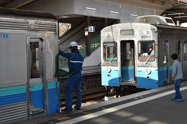 伊豆高原駅で増結作業中の8000系
