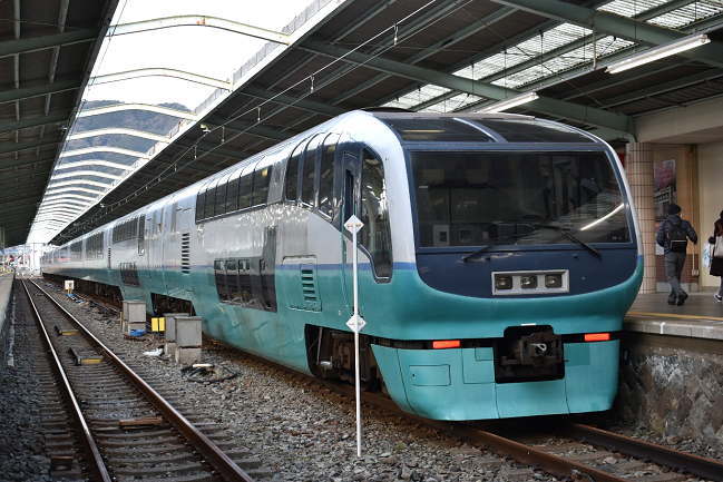 伊豆急下田に停車中の「スーパービュー踊り子10号」