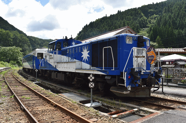 出雲坂根駅に停車する奥出雲おろち号