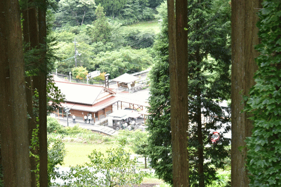 スイッチバックの途中で、眼下に出雲坂根駅を眺める