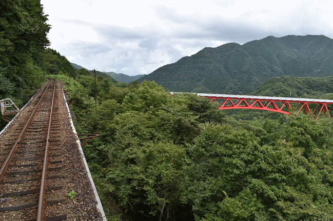 奥出雲おろち号の車内から国道３１４号線の三井野大橋を眺める