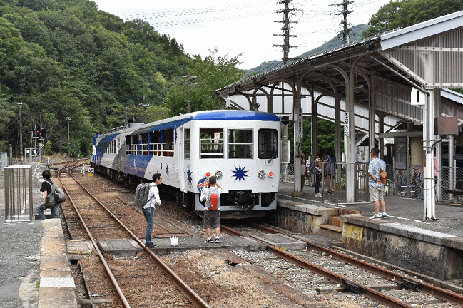 備後落合駅に到着した奥出雲おろち号