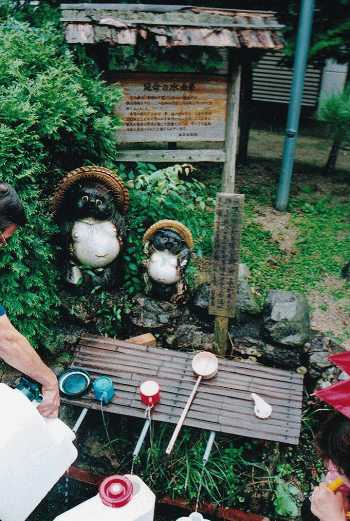 ホームにあった出雲坂根駅の延命水