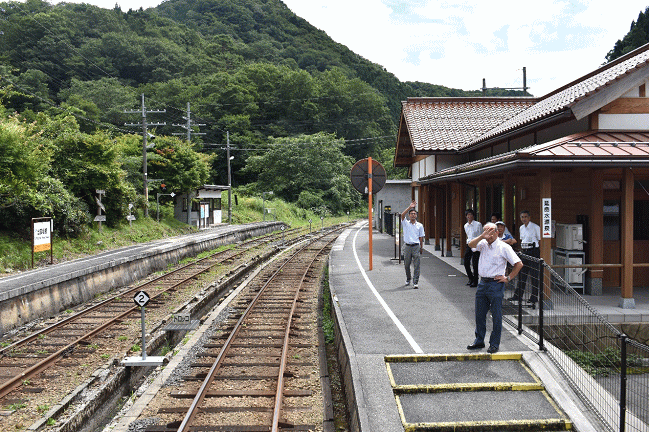 奥出雲おろち号の車内から出雲坂根駅を見る