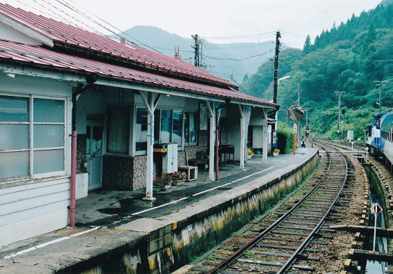 建て替え前の出雲坂根駅を奥出雲おろち号の車内から見る