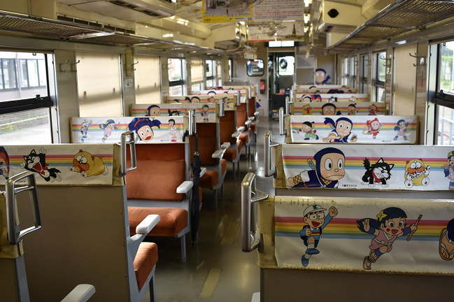 「忍者ハットリくん」ラッピング列車の車内