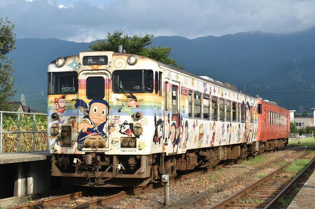 キハ40-2090は「忍者ハットリくん」ラッピング列車