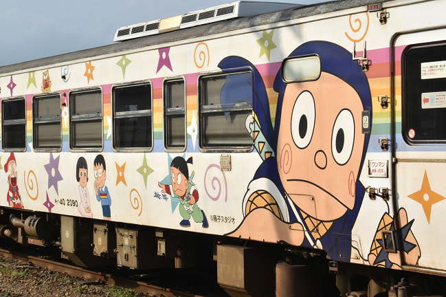 キハ40-2090は「忍者ハットリくん」ラッピング列車