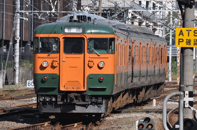 高崎を発車した115系電車水上行