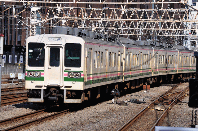 小山行107系電車