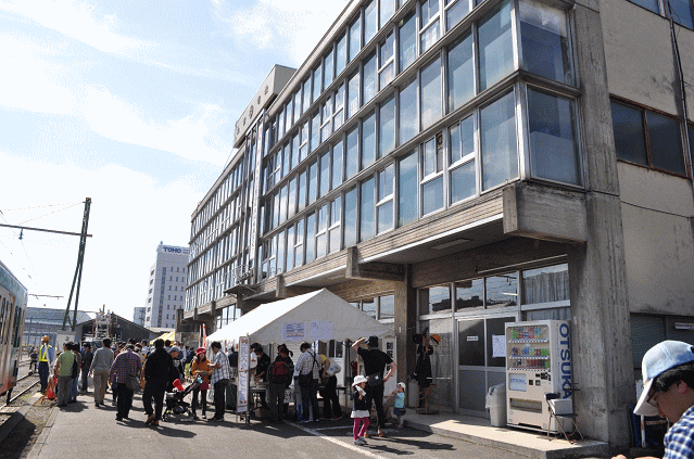 上信電鉄の本社の外観