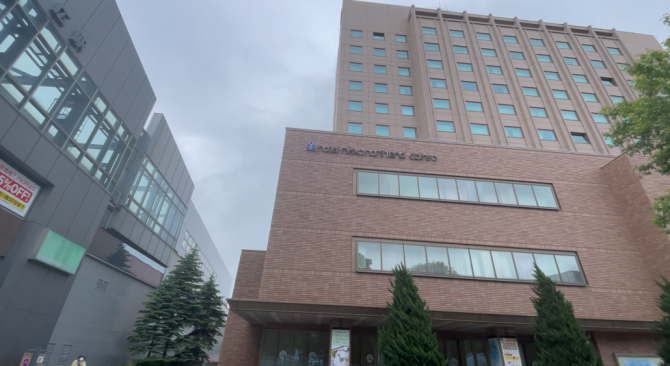ホテル日航ノースランド帯広の外観と帯広駅