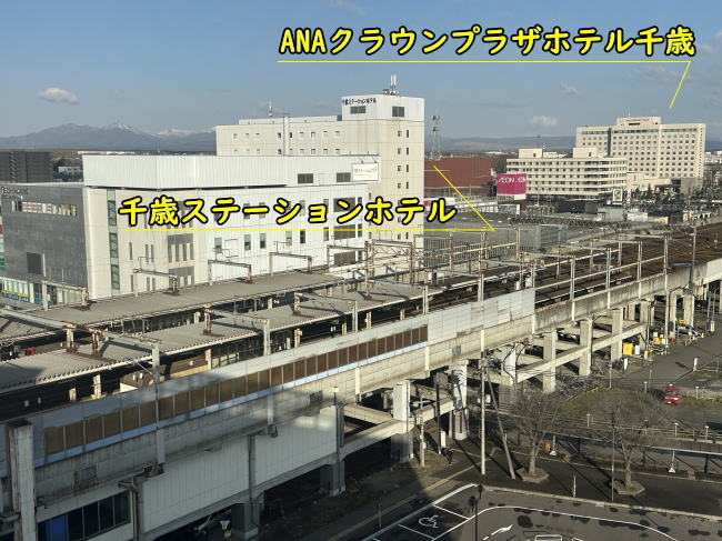JRイン千歳の窓から見た千歳駅近の別のホテル
