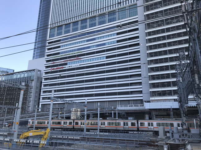 名古屋JRゲートタワーホテルの外観(名古屋駅ホームから撮影)