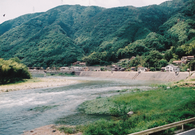 可部線の配線区間の太田川の風景