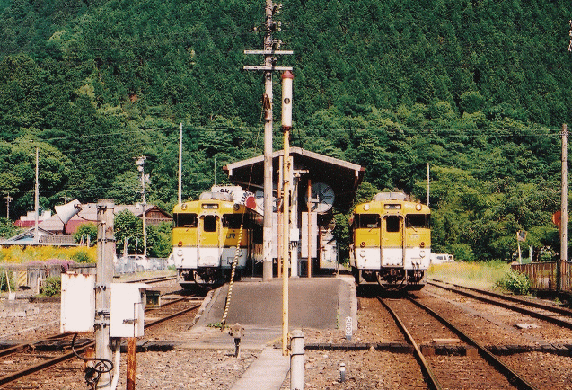 廃線となった加計駅での列車交換風景