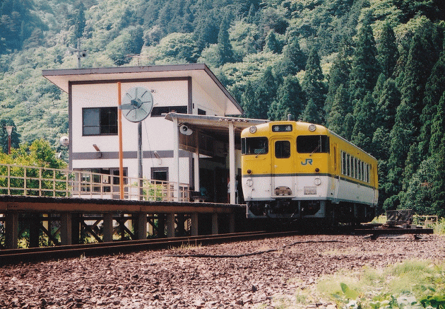 可部線の三段峡駅に停車中のキハ40