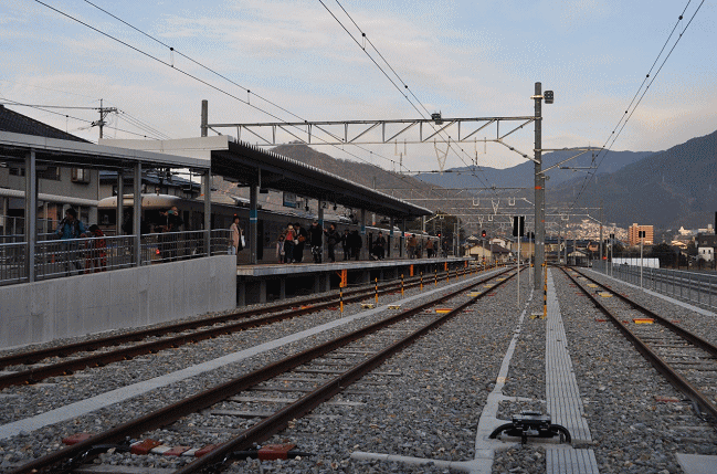 あき亀山駅のホーム