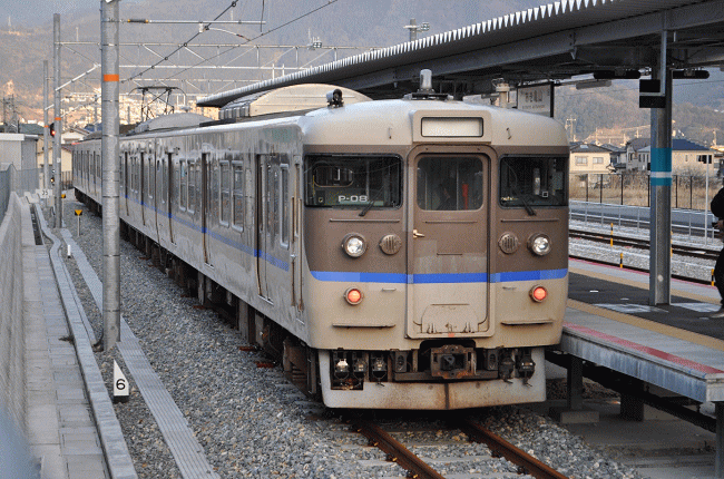 広島色の113系電車、あき亀山駅にて