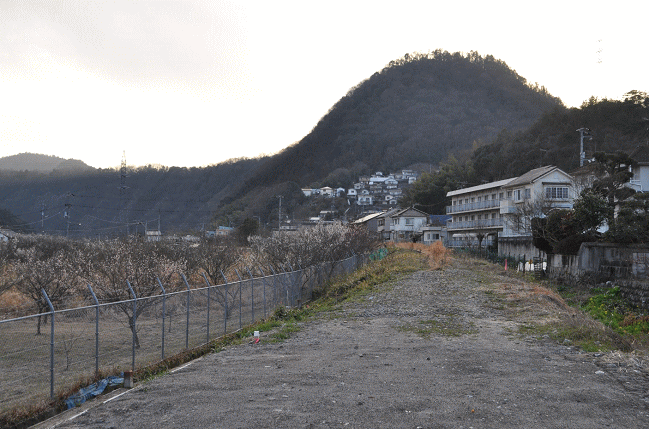 あき亀山駅から廃止された区間を望む