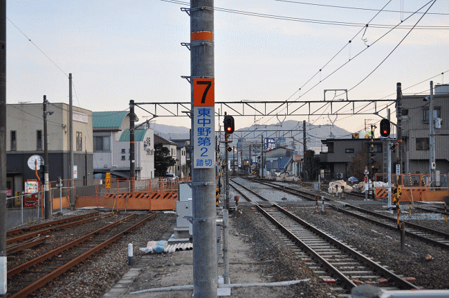 あき亀山駅のホーム先端から横川駅方面を望む