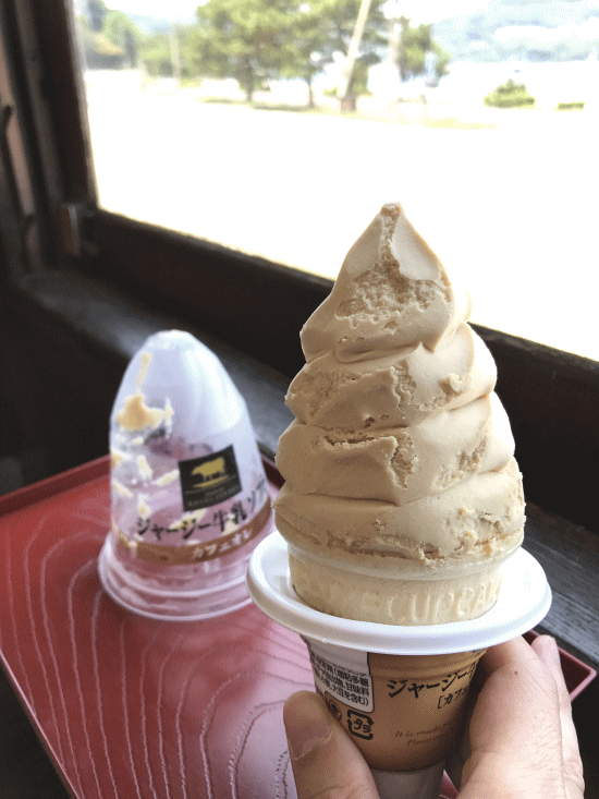 客車カフェ・オハフ33かんもん号にて、ジャージー牛乳ソフトクリーム