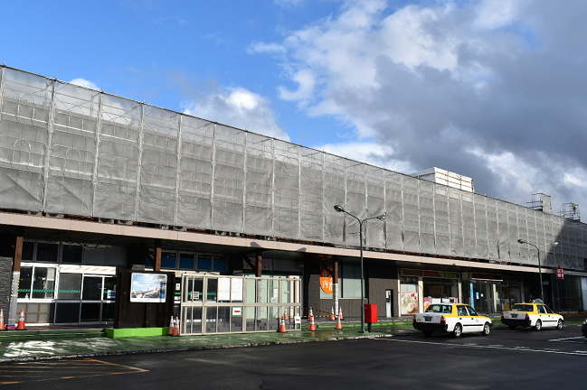 外壁工事中の酒田駅