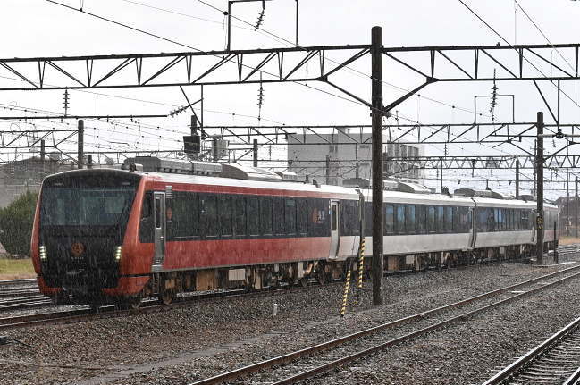 快速「海里」が酒田駅のホームに入線