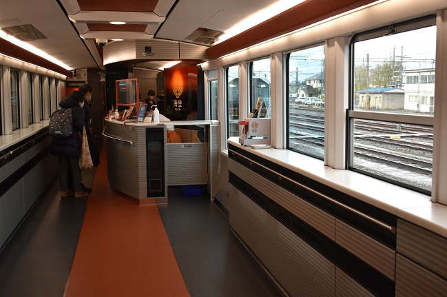 海里の3号車売店とフリースペース