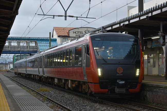 鶴岡では30分間停車する快速海里
