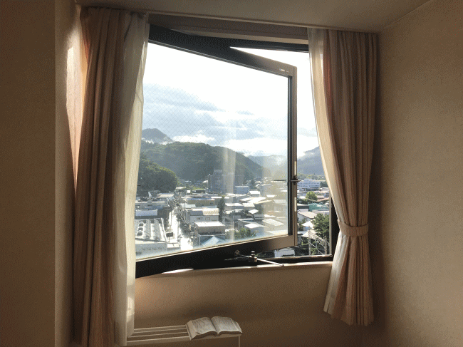 南部屋・海扇閣のシングルの部屋の窓