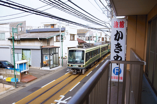 かきや旅館からみた江ノ電のトレインビュー