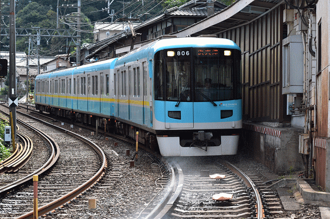 上栄町駅の手前の線路のスプリンクラー