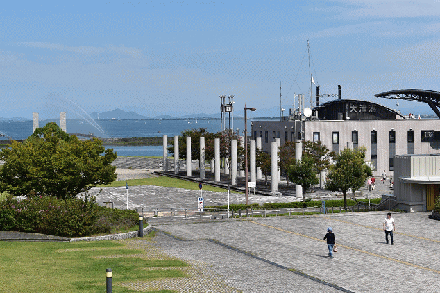 浜大津駅からのペデストリアンデッキから望む大津港と琵琶湖