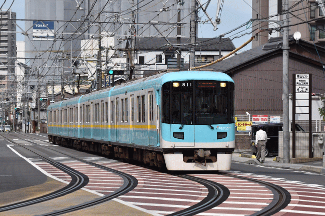 併用軌道区間から専用軌道に進入する大津線のオリジナル塗装