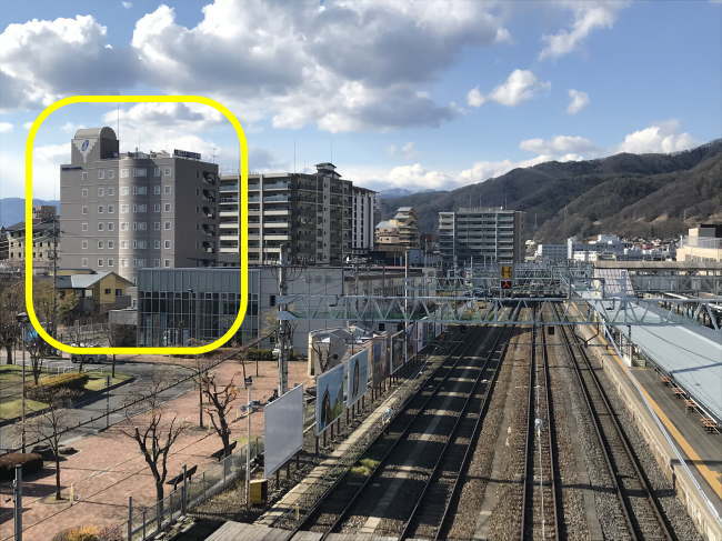駅から見た上諏訪ステーションホテル