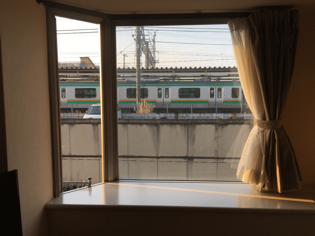 鴨宮ステーションホテルの客室の窓