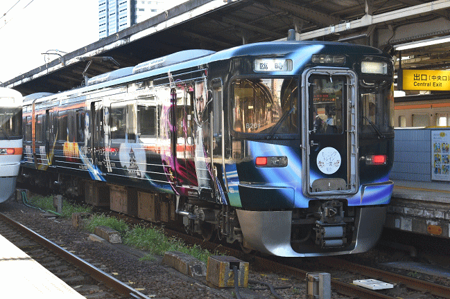 313系8000番台のトップナンバー編成によるラッピング車両