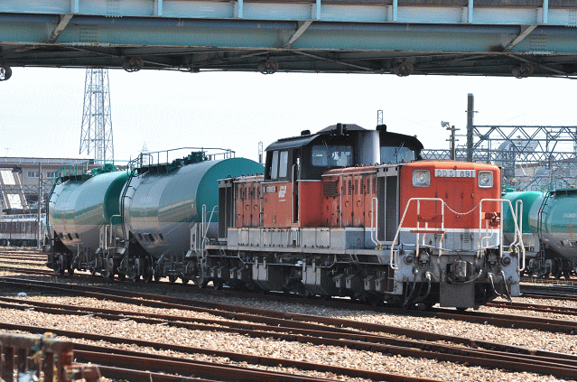 塩浜駅で発車を待つＤＤ５１