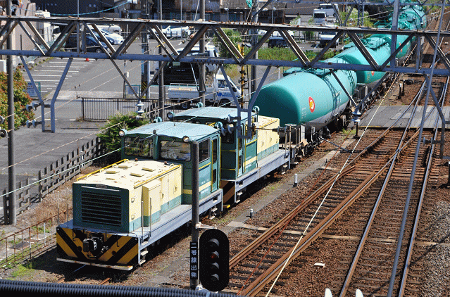 塩浜貨物駅の引き込み線から貨物列車