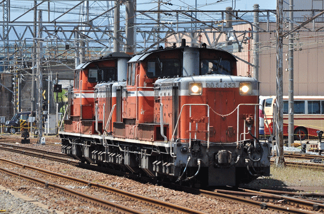 国鉄色重連のDD51
