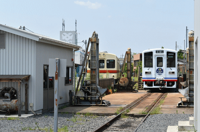 キハ532、キハ2002（竜ヶ崎駅の車庫）