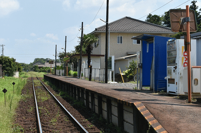 入地駅のホーム
