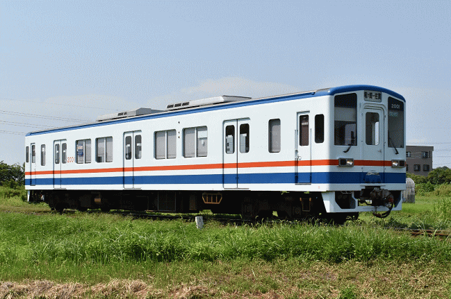 入地駅から直線距離で560ｍの地点にある踏切で撮影