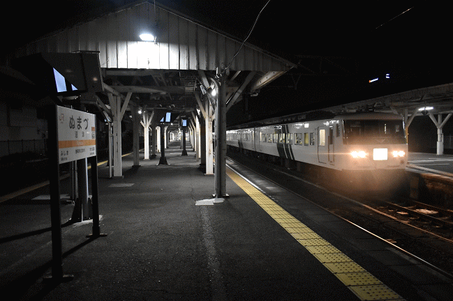 沼津駅に停車中の臨時快速「ムーンライトながら」