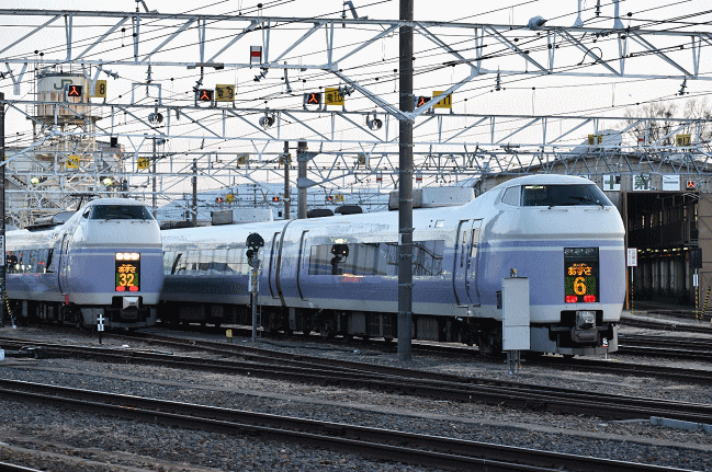 松本車両センターで待機中のＥ３５１系