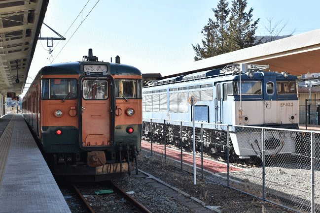 湘南色115系とＥＦ６３が並ぶ