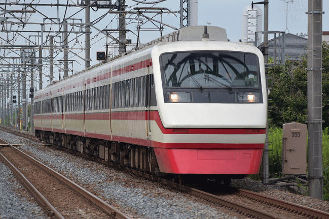 東武鉄道を走行する200系りょうもう号