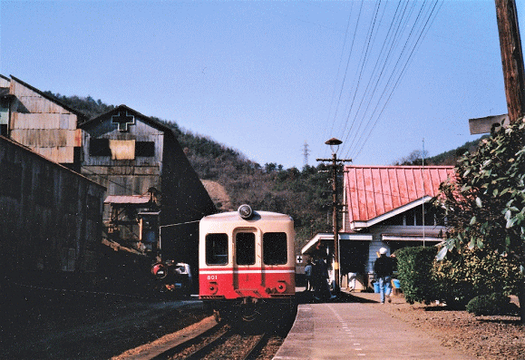 廃止前の片上鉄道の気動車が柵原駅に到着したところ