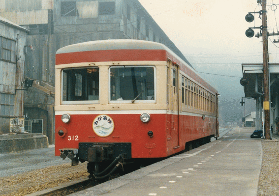 片上鉄道の柵原駅に停車中のキハ312（昭和62年）